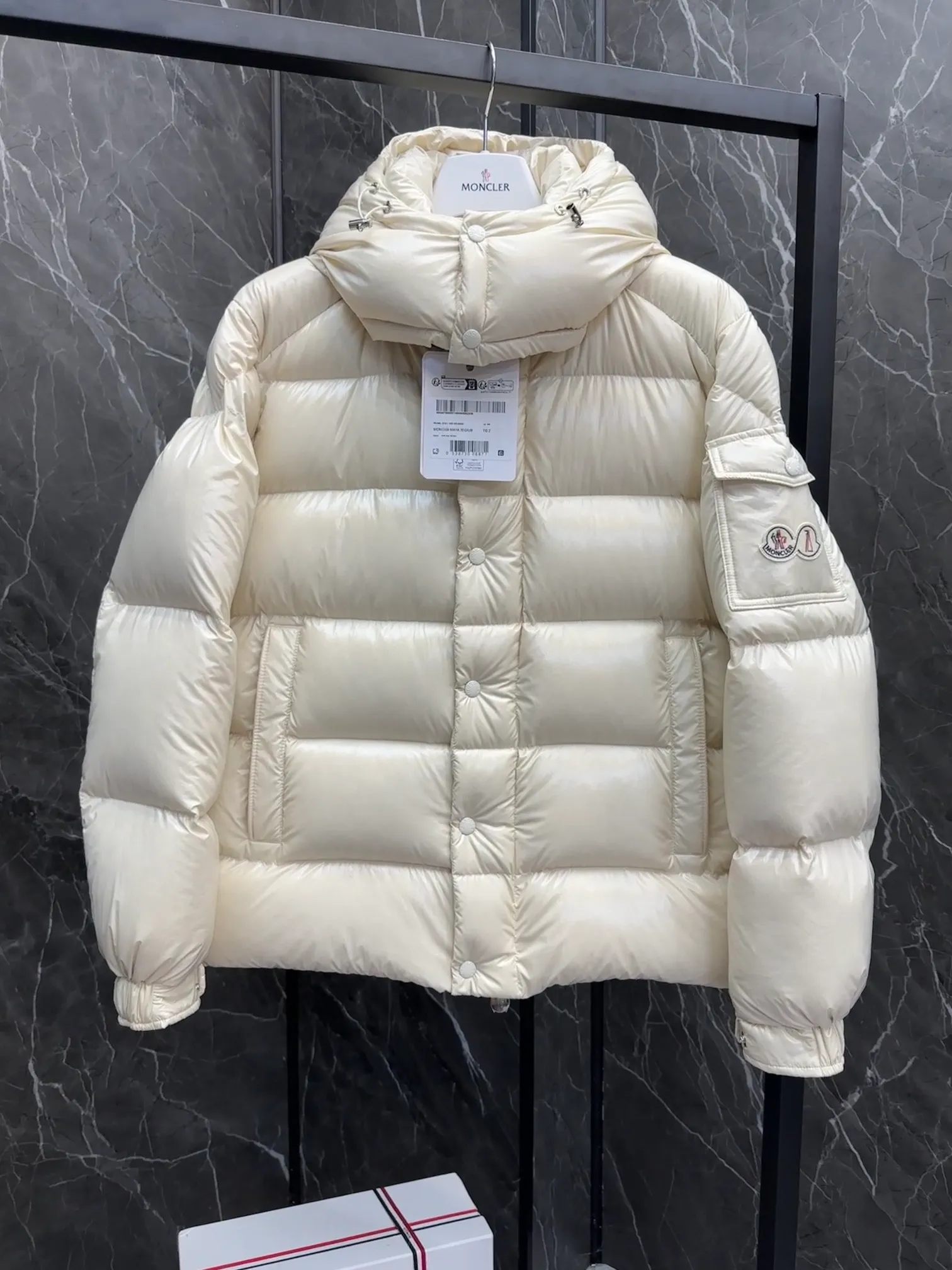 ⬆️Moncler Maya 70 . . Moncler 70 ， 。 ， ， Moncler Maya 70 。 ， 。 Antoni Tudisco 。 Moncler Maya 70 Moncler 70 ， ， 。 Classic ， 、 。 Classic 70 。 • • • • • ， • • • •Moncler Maya 70 Size: 1-5 . Cream White Pink Blue Gray Black D 9890065750